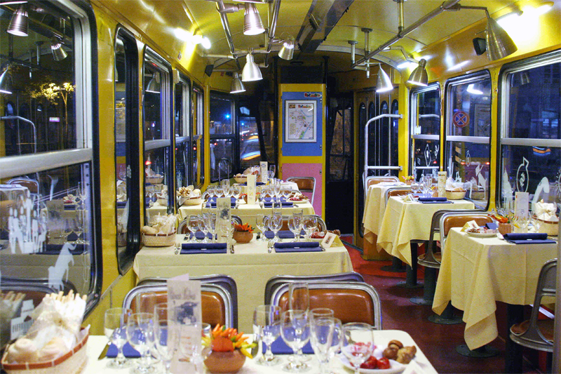 A Roma e Milano il giro turistico si fa in tram e cena servita in vettura